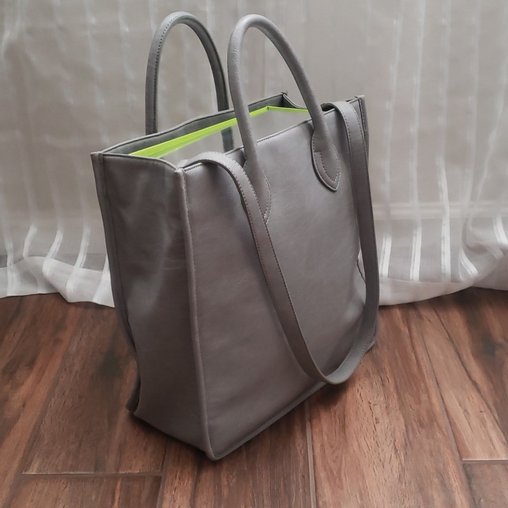 Minimalist style JCrew tote bag